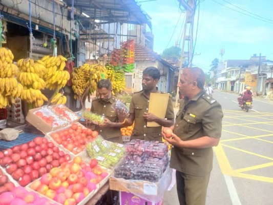 பழுதடைந்த பழங்கள் விற்பனை செய்தவர்களுக்கு 50,000 ரூபா  தண்டப்பணம் விதிப்பு 